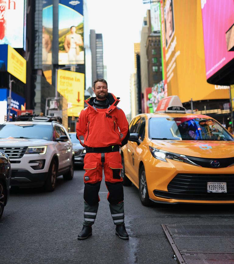 Quentin Debois en combinaison de survie à Times Square, New York