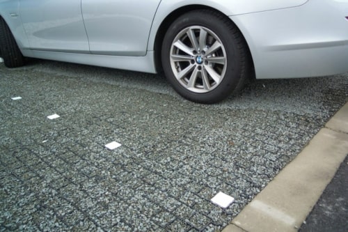 Grande dalle pour stabiliser le gravier discrète et résistante - GravelGrid