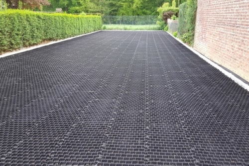 Dalles pour la stabilisation de gravier en plastique noir robustes et résistantes - GravelGrid