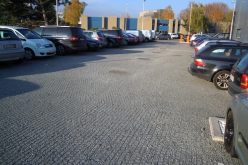 Exemple de parking en dalle à gravier en plastique robuste et discrète - GravelGrid