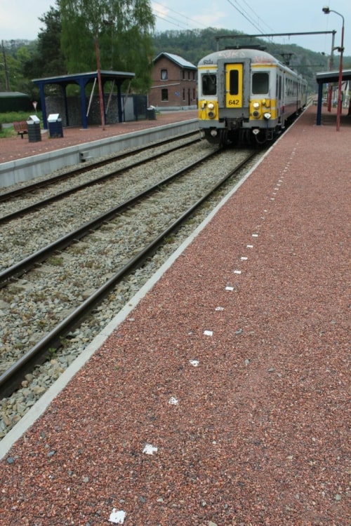 Exemple chantier en dalles pour stabiliser le gravier sur un quai de gare - GravelGrid
