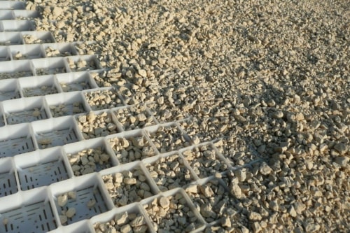 GravelGrid is een grindmat gemaakt van gerecycleerd HD-PE  - Matgeco