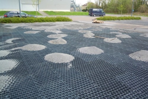 GravelGrid heeft een gesloten bodem dat zelfdrainerend is  dat zorgt voor een grindbesparende plaat.