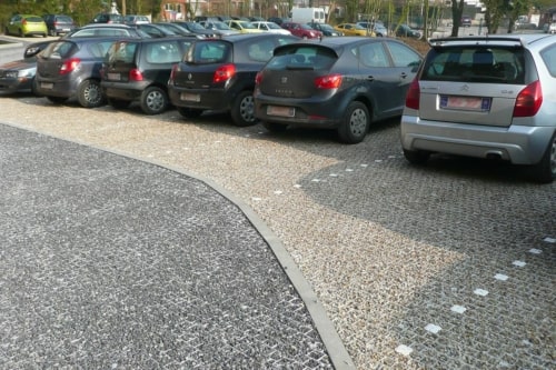 GravelGrid is een grinddal dat spoorvormingen vermijdt. Zijn formaat en zijn nieuw verbindingssysteem verzekeren een grote stabiliteit.