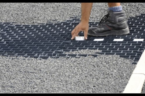De GravelGrid is een kunststof grasplaat van 3cm dik met als formaat 114 x 57 cm