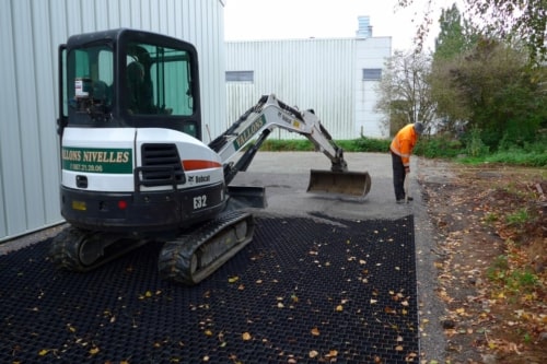 Een grindmat wordt gebruikt om grind te stabiliseren op parkings, opritten, toegangswegen, paden, enz.
