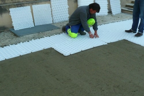 De gravelgrid is een grote grindplaat met gesloten bodem tegen grindverlies . -Matgeco