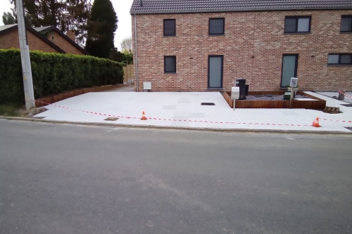 Parking en gravier stabiliser devant une maison grâce à la dalle en plastique GridaGravel