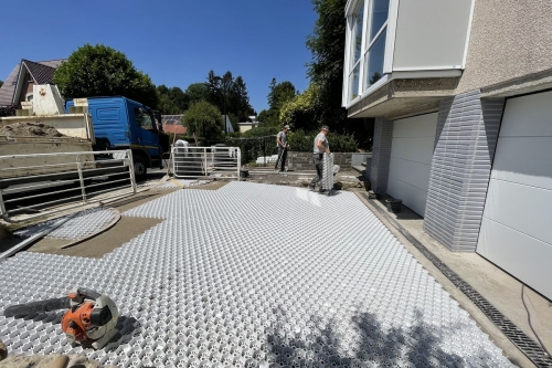 Réaliser des emplacement de parkings drainant en gravier est super facile grâce à la dalle en plastique GridaGravel 34