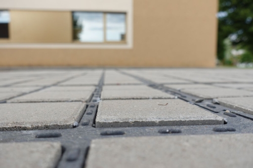 La dalle PaveGrid 60 aide à répartir les charges sur les fondations.