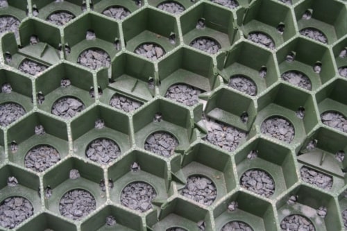 La petite dalle gazon RitterDal est très solide grâce à sa structure en nids d'abeilles