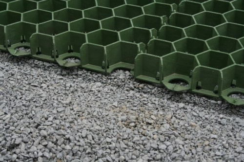 Les dalles gazon en plastique vertes RitterDal sont discrètes et robustes
