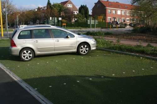Emplacement de parking en RitterDal gazon délimité par plots de marquages