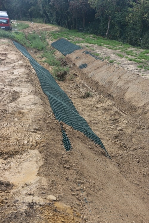 Exemple de berge stabilisée en RitterDal les dalles pour gazon plastique