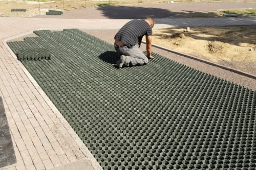 Dankzij de verbindingssysteem met open randen is de plaatsing van de Ritterdal grasplaat snel en eenvoudig - MatGeco