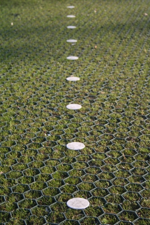 Voor de RitterDal gras zijn  witte markeerdoppen beschikbaar om parkingplaatsen af te bakenen.