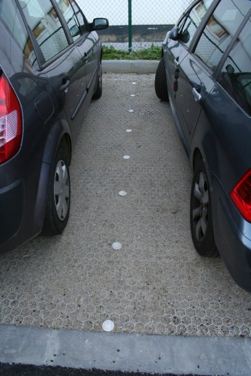 Parking avec plots de marquage en RitterDal la dalle pour gravier robuste et discrète 