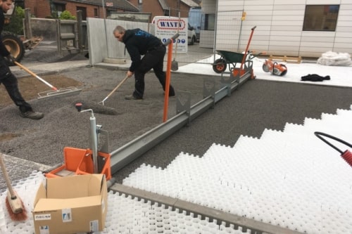 Remplissage de gravier des dalles RitterDal 50, la solution solide et discrète pour stabiliser le gravier