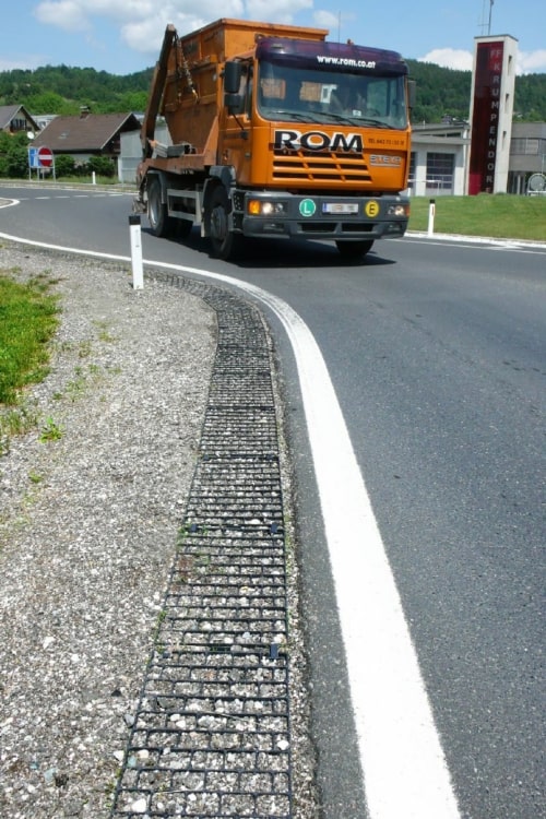 Dalles en PE-HD robuste pour renforcer les bords de routes - RoadEdgePave