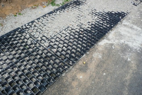 Les dalles pour accotements et bords de routes en plastique ultra solide - RoadEdgePave