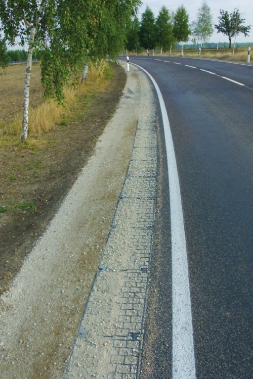 RoadEdgePave la dalle pour stabiliser le gravier sur les accotements et bords de route - MatGeco
