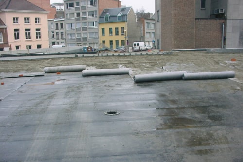 Les rouleaux de la membrane de drainage TechnoDrain sont utilisé en drainage vertical au dessus d'un parking enterré