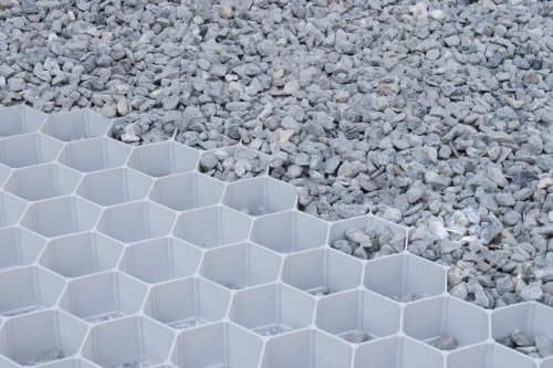 Opvulling met ± 5 cm (  3 + 2 cm) grind met een korrelgrootte tussen de2 mm en de 15 mm.