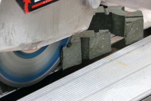De TrafiDal 50 is gemakkelijker te snijden en te plaatsen dan de betongrasplaat aangezien zijn licht gewicht