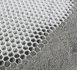La dalle gravier avec une structure en nid d'abeille